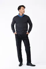 Sweater marrón de punto con cuello en V y mangas largas.