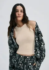 Musculosa ajustada color beige claro, con cuello redondo y tejido acanalado.