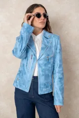 Chaqueta de cuero ecológico laminado en tono dorado metalizado, con diseño estilo biker, cierre frontal, bolsillos con cremallera y detalles de tachas en el cuello.