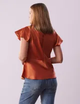 Blusa color beige de satén, marca Alex & Lili. Manga corta amplia, corte bajo el busto y espalda con abertura ojal y botón.