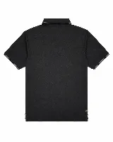 Remera polo verde oscuro con textura sutil, cierre frontal con botones y detalles en contraste en el cuello y los puños de las mangas cortas.