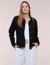 Campera de jean blanca de corte clásico, con cuello solapa, cierre frontal de botones metálicos y bolsillos aplicados con solapa en el pecho.