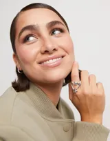 Anillo plateado de diseño abierto con forma de corazón atravesado por un clavo. Diseño exclusivo de UNOde50.