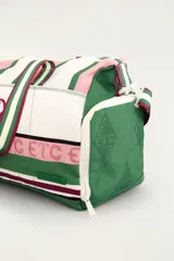 Bolso tote deportivo con diseño estampado en tonos blanco, verde y rosado, con detalles gráficos de tucanes y monograma central. Cuenta con doble asa de mano superior y correa ajustable para el hombro.