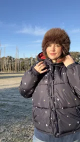 Campera puffer azul marino con estampado de motivos náuticos en blanco, rojo y verde.