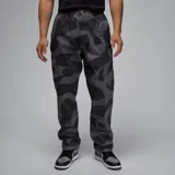 Pantalón de corte recto con estampado de camuflaje en tonos grises y negros, con cintura elástica y bolsillos laterales.