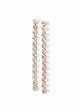 Par de aros largos dorados con strass blancos engarzados en línea vertical.