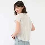 Blusa de manga corta con cuello en V y diseño a rayas verticales finas. Presenta un corte holgado y fluido.