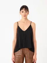 Top negro de escote en V profundo, con breteles finos regulables y corte holgado con caída.