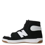 Championes de caña alta New Balance 480, color negro con detalles en blanco y suela de goma color caramelo.