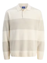 Polo de manga larga color crema con rayas horizontales grises, tejido jacquard, cuello tipo polo con cierre de medio botón y corte relajado.