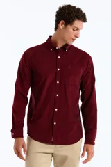 Camisa de manga larga confeccionada en corderoy, con cuello abotonado, cierre frontal con botones y bolsillo en el pecho con logo bordado.