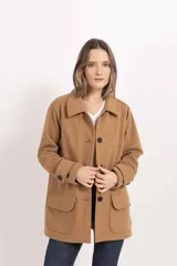 Chaqueta de paño color tostado, con cuello camisero, cierre frontal de botones y dos bolsillos delanteros con solapa.
