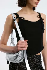 Top tipo corset negro con tirantes regulables mediante lazo delantero y cierre invisible lateral, espalda elastizada con punto smock y corte cropped.