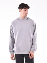 Hoodie de color gris claro, con capucha y bolsillo canguro frontal. Presenta puños y cintura acanalados.