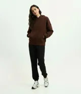 Pantalón jogger de corte holgado, color negro, con cintura elástica, bolsillos laterales y puños ajustados en los tobillos. Confeccionado en tejido fleece de algodón y poliéster.