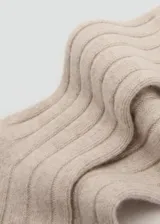 Calcetines de punto acanalado en color beige, con diseño clásico y textura suave.