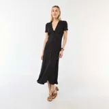 Vestido midi negro con estampado de lunares blancos, escote en V, mangas cortas y botones frontales.