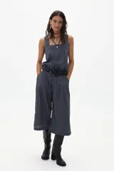 Top sin mangas de lino con estampado de cuadros en tonos azul marino y blanco, con escote cuadrado y corte recto.