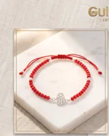 Pulsera de hilo rojo en macramé y cristal con cuentas rojas, dije de mano de Fátima (Hamsa) en plata y cierre ajustable.