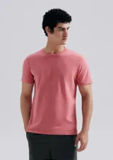 Remera básica celeste de corte regular, con cuello redondo y mangas cortas.