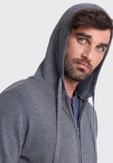 Canguro gris con cierre frontal, capucha con cordones ajustables y bolsillos laterales.