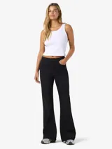 Jeans flare de tiro alto, color negro, con diseño acampanado en las piernas y cierre frontal de botón y cremallera.