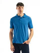 Chomba manga corta color borgoña con cuello clásico y borde azul marino.