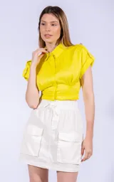 Minifalda color blanco con cintura elastizada con cordón ajustable y bolsillos tipo cargo con solapa.