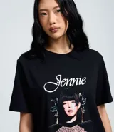 Remera de algodón color negro con cuello redondo y mangas cortas. Presenta un estampado gráfico frontal de la artista Jennie con diseño detallado.