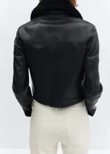Jeans slim crop de tiro medio, color blanco, con diseño de cinco bolsillos, trabillas para cinturón y cierre frontal con cremallera y botón metálico.