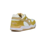 Championes deportivos Diadora modelo B.560 Vintage, de caña baja, con combinación de colores amarillo mostaza, blanco y beige. Presentan paneles de gamuza y cuero sintético, puntera perforada y suela de goma color caramelo.