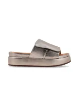Sandalia de cuero color peltre, con plataforma, tira ancha con ajuste de velcro y aplique metálico ornamental.