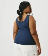 Musculosa de poliamida blanca, de corte ajustado, con escote en U y tirantes anchos.