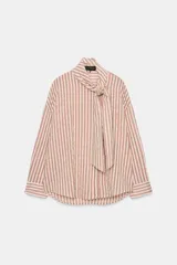 Camisa de rayas rojas y blancas, cuello redondo con lazada integrada y manga larga.