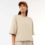 Camiseta de felpa color beige, de corte oversize, con mangas 3/4 y cuello redondo.