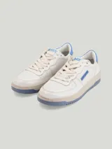 Championes de cuero blanco con detalles en azul, de la marca italiana Back 70. Inspirados en modelos de los años 70.