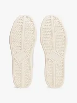 Zapatillas de estilo tenis confeccionadas en piel napa blanca, con diseño de corte bajo y cordones. Presentan un panel a contraste en el talón en color marrón y el parche distintivo de Tommy Jeans en el lateral.