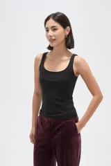 Musculosa de poliamida al cuerpo con cuello cuadrado y breteles anchos.