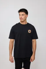 Remera blanca de manga corta de ajuste holgado con estampa en el pecho.