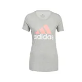 Remera gris de algodón con logo Adidas Badge of Sport en color salmón en el pecho.