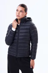 Campera puffer básica de nylon, con cierre frontal, cuello alto y capucha integrada.