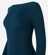 Blusa de punto de manga larga con cuello bote y textura acanalada vertical. Presenta un diseño ajustado al cuerpo, confeccionada en una mezcla de viscosa y poliamida.