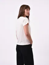 Remera de algodón color verde musgo, con cuello redondo, mangas cortas y estampa frontal con la frase 'thank u, next' en color negro.