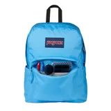 Mochila Jansport modelo Superbreak, color celeste liso, con un compartimento principal y un bolsillo frontal con cierre. Cuenta con asa superior negra.