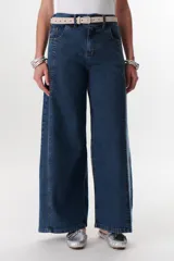 Jean de mujer color azul, de corte ancho y holgado, tiro alto y pespuntes en zigzag.