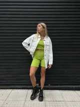 Conjunto deportivo fucsia de lycra doble tela con textura acanalada, compuesto por un top corto con escote cuadrado y un short tipo biker con cintura alta.