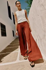 Pantalón de tiro alto color bordó, de pernera ancha y corte fluido, con cintura elástica.