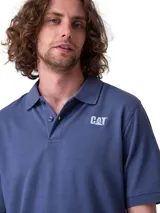 Remera polo Caterpillar de manga corta, color azul, con cuello clásico, cierre frontal con botones y el logo de la marca estampado en el pecho.