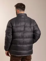 Campera puffer azul con cuello alto y cierre frontal. Interior forrado en sherpa color crema.